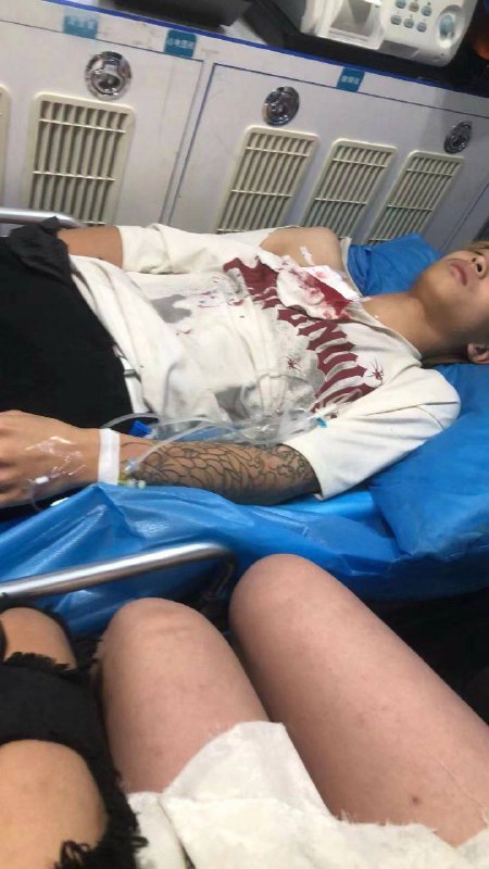 女的十三四岁，砍死人