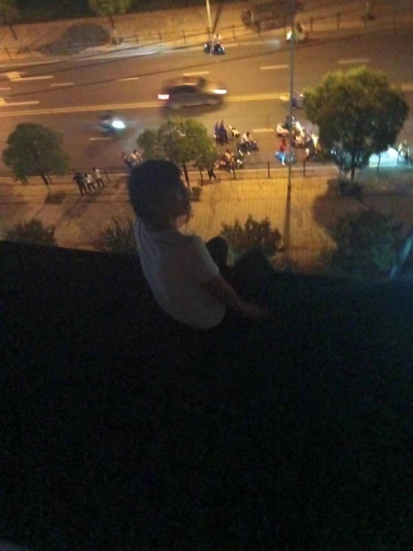 9月12早上8点，长沙 #比亚迪 工厂，22岁男子在宿舍 #猝死9月17日父母接受不了打击要跳楼9月20日家属来比亚迪工厂门口维权，整天一言不发没有表情不吃不喝9月12早上8点，长沙 #比亚迪 工厂，22岁男子在宿舍 #猝死9月17日父母接受不了打击要跳楼9月20日家属来比亚迪工厂门口维权，整天一言不发没有表情不吃不喝