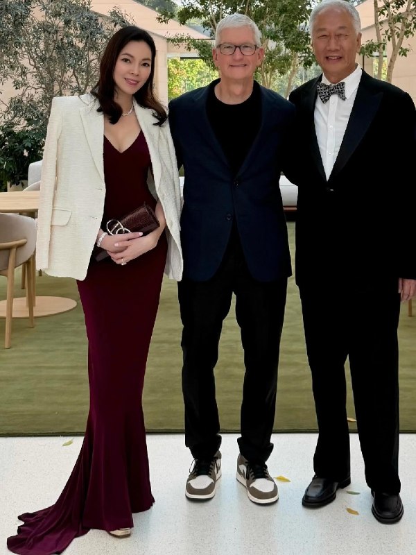 库克退休晚宴邀请郭台铭夫妇十八年前，郭台铭和曾馨莹结婚时特别邀请Tim Cook，库克亲自到台湾参加他们的婚礼