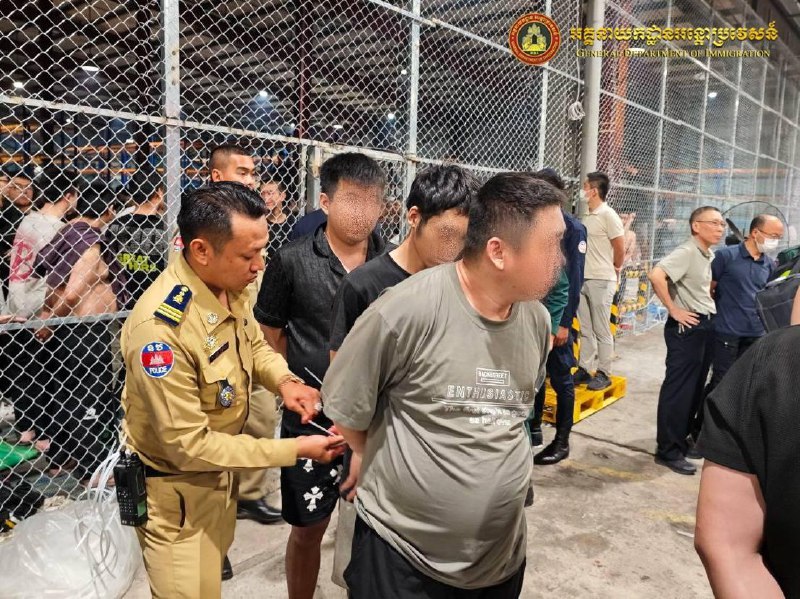 110名涉嫌网络诈骗的中国人被驱逐出境昨天晚上，柬埔寨移民局与中国驻柬埔寨大使馆合作，在德崇国际机场使用专机遣返共计110名涉嫌网络诈骗的中国公民（无女性）