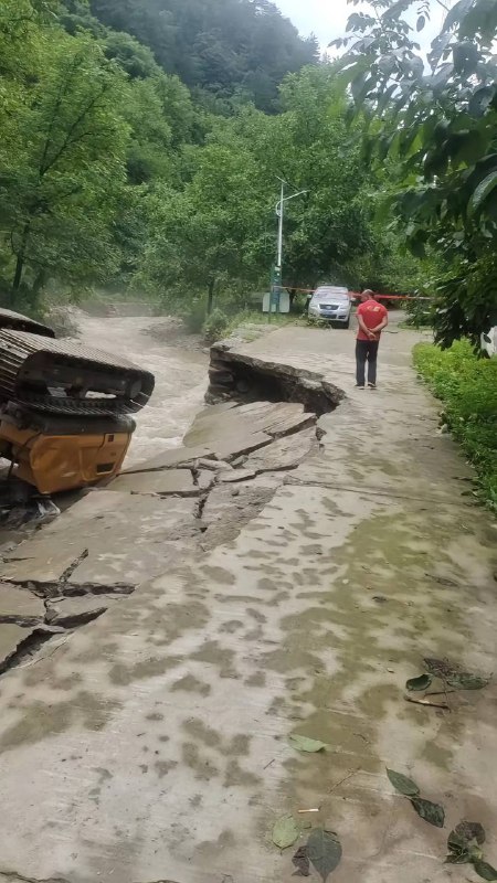 到处都是桥梁冲毁，不知道掉进去多少车子，尤其是山卡卡 #商洛by 匿名投稿到处都是桥梁冲毁，不知道掉进去多少车子，尤其是山卡卡 #商洛by 匿名投稿