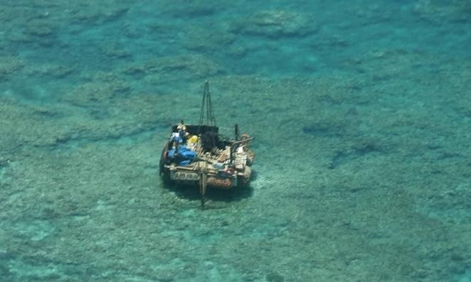 菲律宾在今天公布了位于黄岩岛附近的“浮动结构”照片