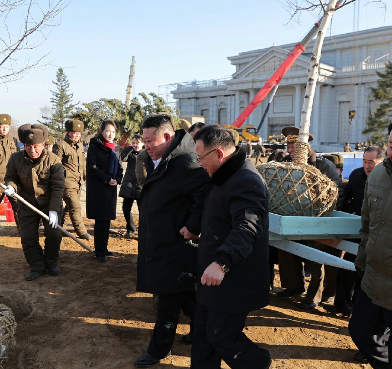 金正恩在首都平壤为海外军事作战牺牲的援俄将士建功勋纪念馆2026年1月5日，金正恩带着女儿金主爱参加“义务劳动”，亲手植下纪念树