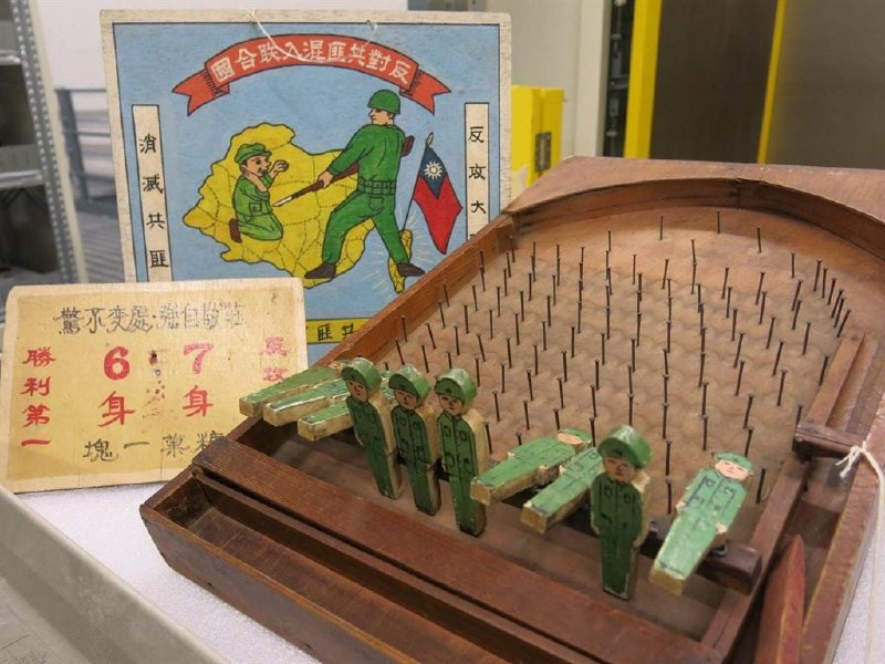 #海报 #台湾《夺回大陆》——1960 年代台湾的反共印刷品，描绘了一名中华民国士兵踏上大陆镇压共产主义者的画面