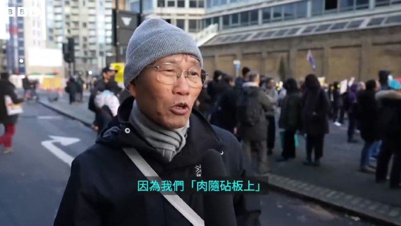 英国向移居的港人提出入籍要求，将英语要求由B1提升至B2，年收入门槛设为12,570英镑（约 13.4万港元），引发部分移英港人忧虑