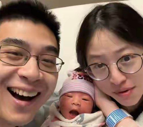 #保罗在美国 妻子大出血被怼脸拍 ，拿老婆博流量 #网红翻车保罗在美国：把妻子当素材，底线在哪妻子产后大出血，接近全身血换一遍，人都在抢救室生死边缘，他第一反应不是守着、不是心疼，而是怼脸拍视频、插广告、赚流量