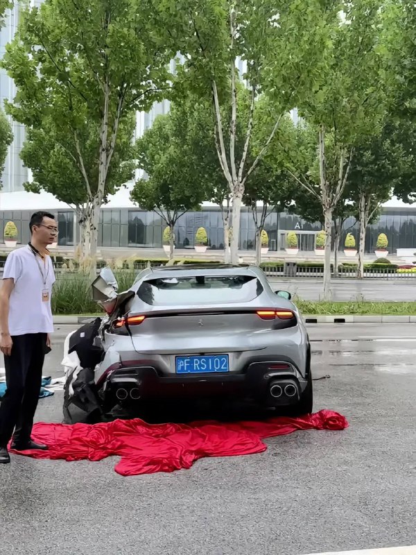 7.16 西安 #法拉利FUV 全国首撞，在会展中心门口撞了，发动机都撞出来了，很难想象车速有多快by 匿名投稿7.16 西安 #法拉利FUV 全国首撞，在会展中心门口撞了，发动机都撞出来了，很难想象车速有多快by 匿名投稿