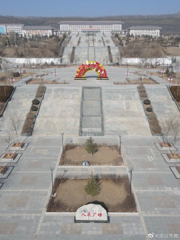 贫困县建豪华政府大楼 想找官员？先爬百级台阶！感谢家人们投稿！贫困县建豪华政府大楼 想找官员？先爬百级台阶！感谢家人们投稿！