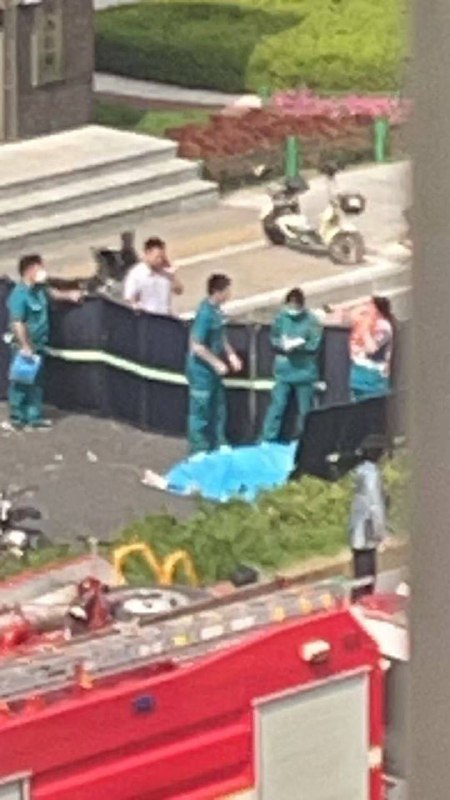 8月14日 河南 郑州 一辆 #出租车 撞向人行道，造成多人死伤，现场惨烈 #车祸 #人体保龄球 #疯狂出租车#补充 现场视频及照片，疑似有多名外卖快递小哥死伤 #车祸 #极速飞车 #人体保龄球感谢来自某频道的投稿！8月14日 河南 郑州 一辆 #出租车 撞向人行道，造成多人死伤，现场惨烈 #车祸 #人体保龄球 #疯狂出租车#补充 现场视频及照片，疑似有多名外卖快递小哥死伤 #车祸 #极速飞车 #人体保龄球感谢来自某频道的投稿！