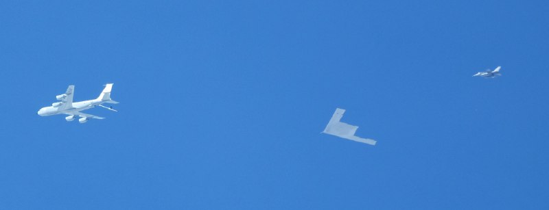 有人拍到 B-21 在加利福尼亚上空进行空中加油试验的画面感谢家人们投稿！有人拍到 B-21 在加利福尼亚上空进行空中加油试验的画面感谢家人们投稿！