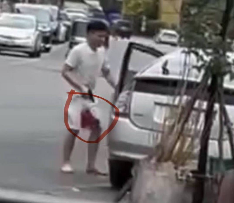 #柬埔寨 西港 #中国 男子 持枪 #抢车2月21日上午，西港第3分区“#南海酒店”发生一起枪击事件，一名中国男子开枪击中自己导致受伤，事件疑与赌博纠纷有关