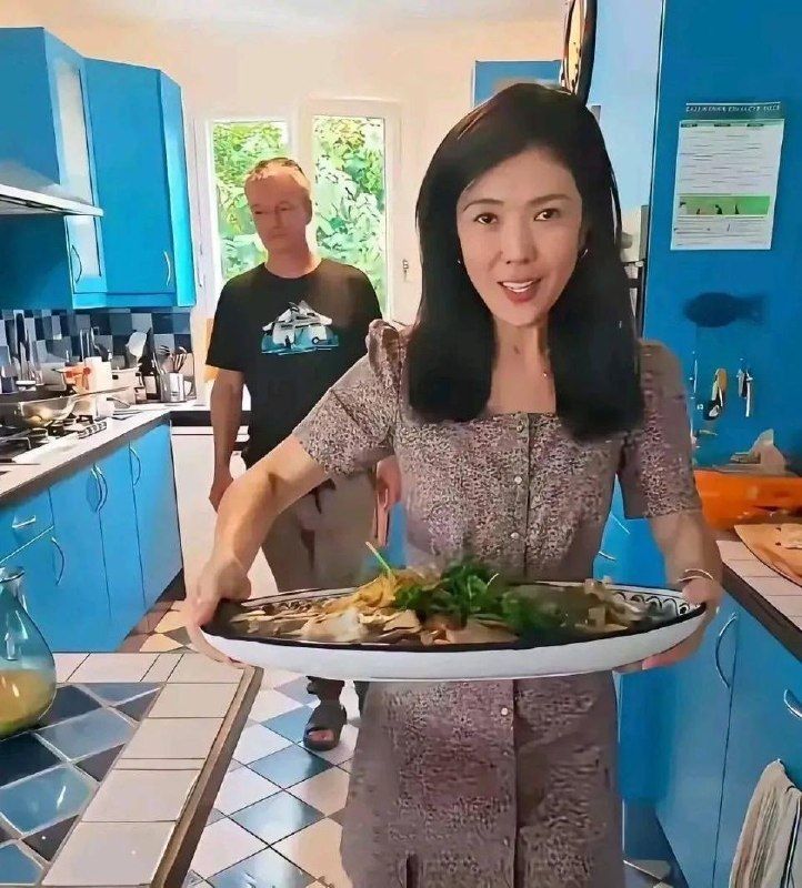 苏芒委托律师事务所对使用“法兰西第一女仆”等标签的网络账号发起诉讼，称长期遭受恶意诽谤