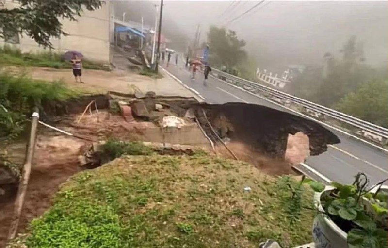 8月11日 #西安 长安区滦镇街道喂子坪村鸡窝子组（位于秦岭分水岭210国道附近）突发山洪，已致2死16人失联，当地村民称：眼看两个邻居房子被水冲走…by 匿名投稿8月11日 #西安 长安区滦镇街道喂子坪村鸡窝子组（位于秦岭分水岭210国道附近）突发山洪，已致2死16人失联，当地村民称：眼看两个邻居房子被水冲走…by 匿名投稿