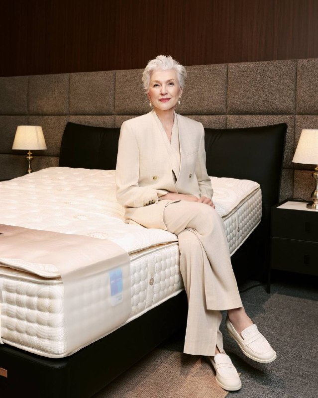 #马斯克 妈妈 太勤奋了，不远万里到北京，为一款床垫代言