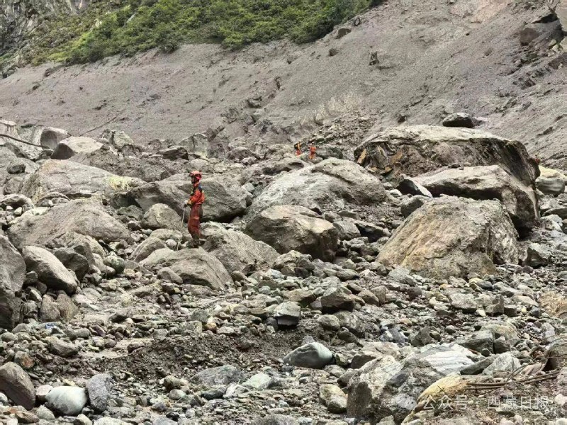 西藏吉隆口岸大楼只剩钢筋骨架8月29日清晨，应急管理部、国家消防救援局调派的中国救援队四川省消防救援总队成都陆地搜救重型队，持续在吉隆口岸泥石流灾害现场开展废墟搜寻