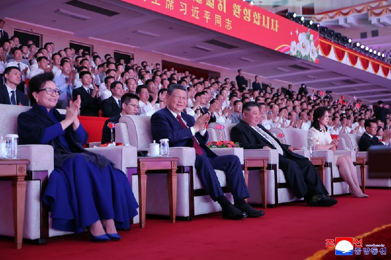 朝中社平壤 6 月 9 日电　专场文艺演出 6 月 8 日晚在平壤体育馆隆重举行，欢迎中国共产党中央委员会总书记、中华人民共和国主席习近平同志对我国进行国事访问，在新时代朝中友谊征程上开辟美好前景