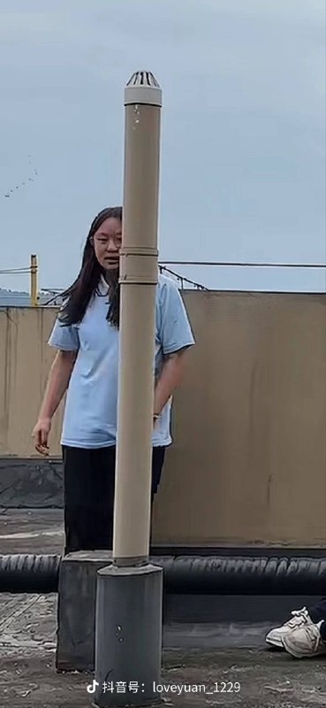 两女生打闹要把同学从楼顶丢下，被发现阻止，面相是门学问，我要开始研究了感谢家人们投稿！两女生打闹要把同学从楼顶丢下，被发现阻止，面相是门学问，我要开始研究了感谢家人们投稿！