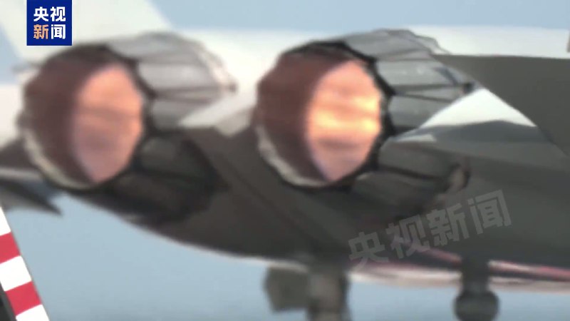 海军 福建舰 055延安舰、054A通辽舰等多艘舰艇组成的 #航母 编队在完成海上训练任务后返回三亚某军港，这是 福建舰 入列后首次海上实兵训练任务任务中，歼-35、歼-15T、歼-15DT、空警-600等多型舰载机完成了多架次弹射起飞和着舰训练，有效检验了福建舰电磁弹射、回收和甲板作业能力，舰机适配性得到进一步验证