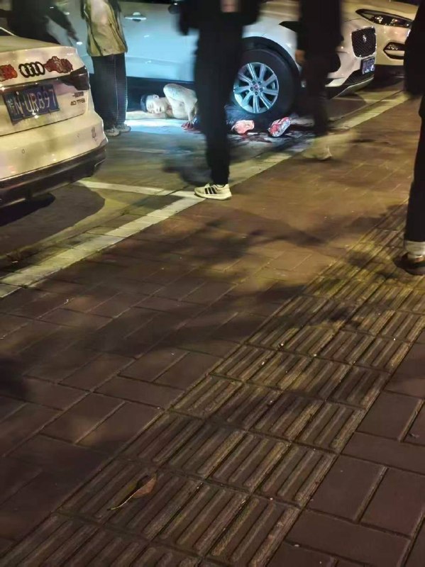 3月26日，六安金寨，有个男的被嘎了小鸡鸡！#六安 #偷情 #鸡巴3月26日，六安金寨，有个男的被嘎了小鸡鸡！#六安 #偷情 #鸡巴