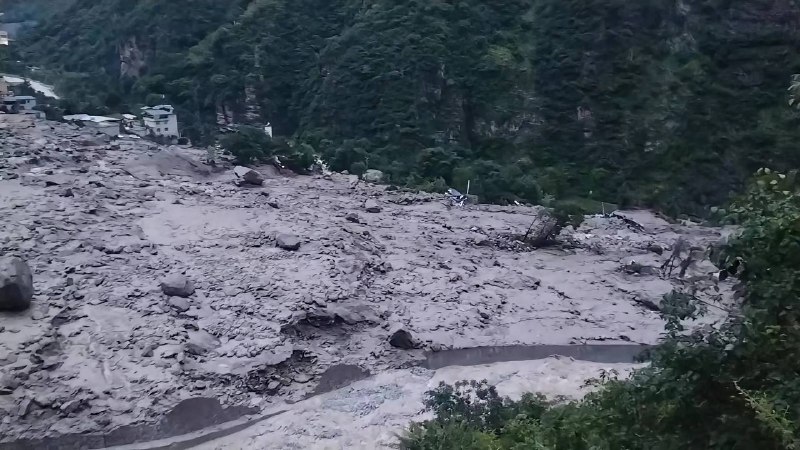8月3日凌晨，康定市姑咱镇日地村发生山洪泥石流灾害