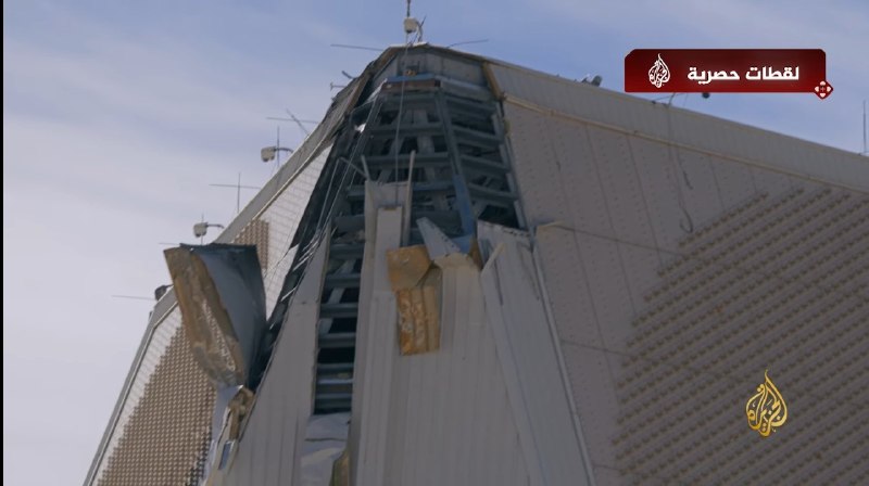 半岛电视台首次拍摄了伊朗此前袭击的卡塔尔 AN/FPS-132 Block 5 弹道导弹预警雷达，其外部建筑和天线阵列受到明显损伤