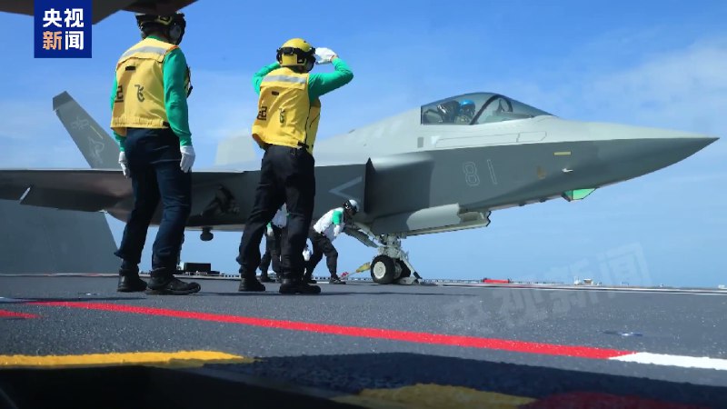 海军 福建舰 055延安舰、054A通辽舰等多艘舰艇组成的 #航母 编队在完成海上训练任务后返回三亚某军港，这是 福建舰 入列后首次海上实兵训练任务任务中，歼-35、歼-15T、歼-15DT、空警-600等多型舰载机完成了多架次弹射起飞和着舰训练，有效检验了福建舰电磁弹射、回收和甲板作业能力，舰机适配性得到进一步验证