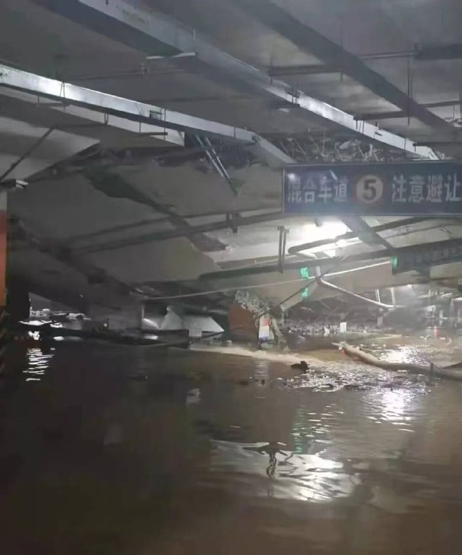 沈阳美的时代城，一场大雨就塌了，建成才七年，听说以前出现一次重大安全事故 #塌房 #楼倒感谢家人们投稿！沈阳美的时代城，一场大雨就塌了，建成才七年，听说以前出现一次重大安全事故 #塌房 #楼倒感谢家人们投稿！