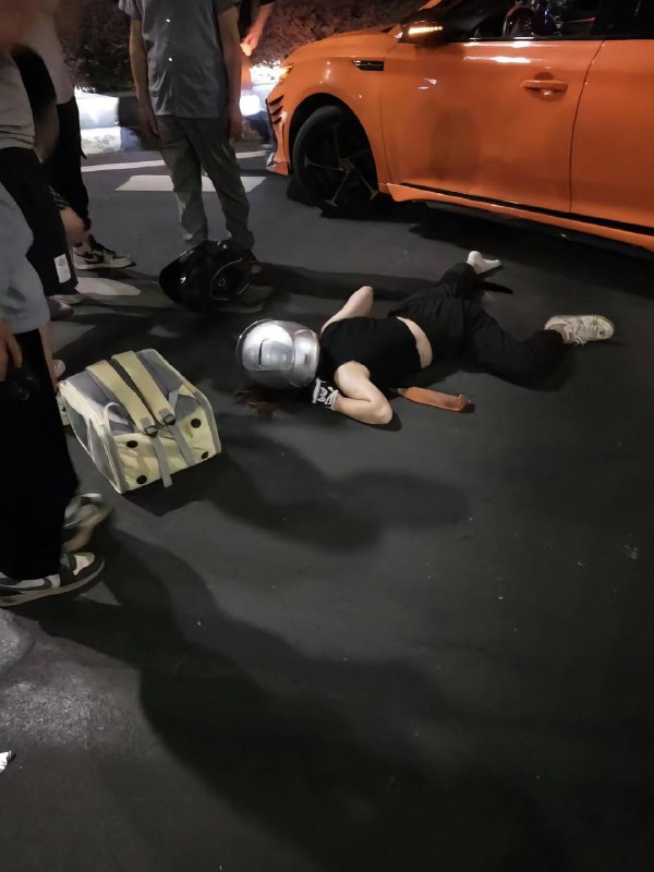 5月27日重庆，汽车闯红灯撞了女摩托车骑手，倒地不起受伤大叫，女骑手的车友找汽车车主理论 #摩托车 🏍️#女骑士 #车祸5月27日重庆，汽车闯红灯撞了女摩托车骑手，倒地不起受伤大叫，女骑手的车友找汽车车主理论 #摩托车 🏍️#女骑士 #车祸