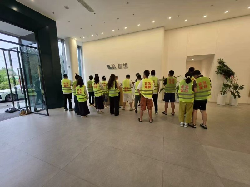 郑州，理想交付中心门口拉横幅“冲首发，当冤种”感谢家人们投稿！郑州，理想交付中心门口拉横幅“冲首发，当冤种”感谢家人们投稿！
