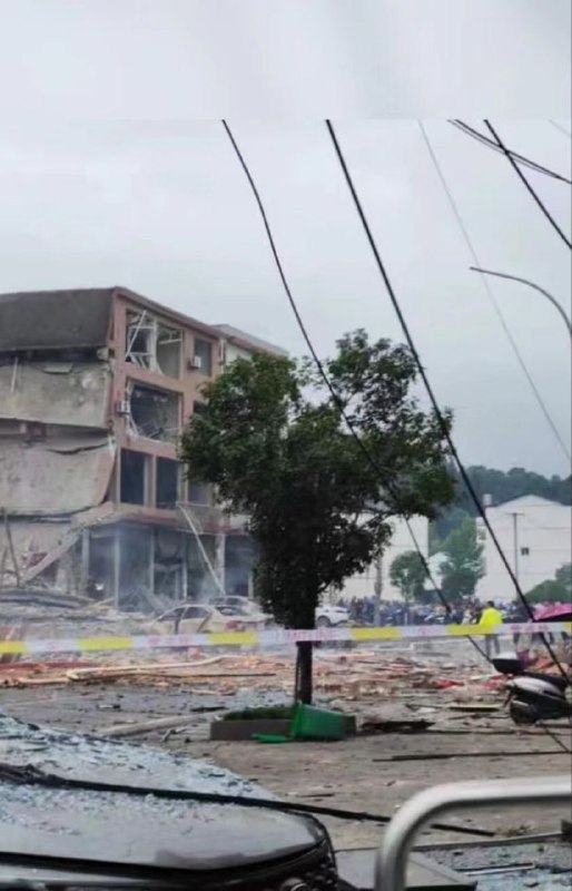 江西楼房剧烈爆炸，惨景如灾难大片，数十人死伤！5月31日傍晚7点左右，#江西 省 #萍乡 市 #上栗 县金山镇一汽修店突发 #爆炸，一栋民楼房整个被炸毁，夷为平地，碎砖石散布方圆百米外，一片狼藉