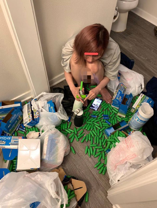 #网传 曝光一个跑路回 上海 毒虫 外围女 #留学生 颜yu琪 (微信: 可爱小桃花)(ins:Yuaivannn)竟然把自己的亲生儿子放在气瓶和她 #吸毒 吸大后失禁的尿里，自己跑出去约会吃海胆，让孩子独自在家活活饿死