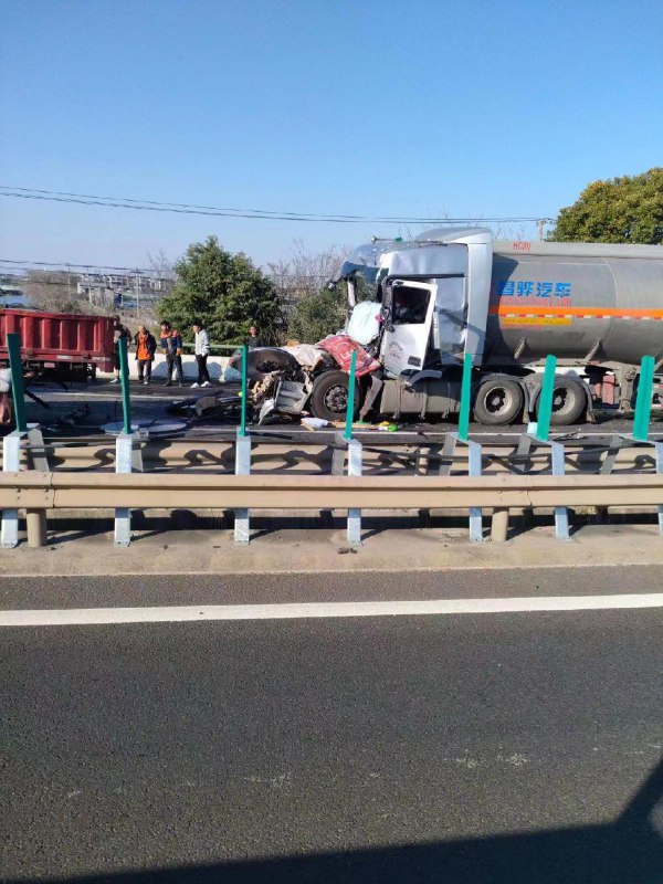 3.13傍晚，#苏州 #常熟 锡太公路，疑因轿车临时变道，造成四辆车不同程度损坏的较大交通事故