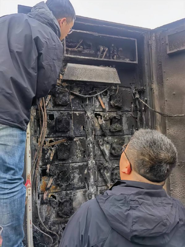 投入百万的储能项目，竟然使用3天就无故起火！厂家江苏万帮数字能源股份有限公司，能源产品质量如此不堪，事发数月无结论，无售后，一拖再拖，数月不处理，令人心寒#起火 #火灾  #储能柜 #新能源by 匿名投稿投入百万的储能项目，竟然使用3天就无故起火！厂家江苏万帮数字能源股份有限公司，能源产品质量如此不堪，事发数月无结论，无售后，一拖再拖，数月不处理，令人心寒#起火 #火灾  #储能柜 #新能源by 匿名投稿