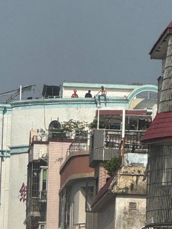 顺德大良，跳个楼坐那里半天不跳，整条路都堵死了，拍个视频警察还抢手机删掉，不然就要到我家查水表，无语😅#跳楼感谢家人们投稿！顺德大良，跳个楼坐那里半天不跳，整条路都堵死了，拍个视频警察还抢手机删掉，不然就要到我家查水表，无语😅#跳楼感谢家人们投稿！