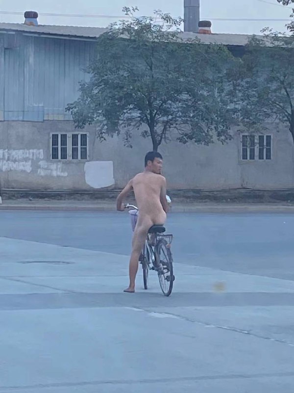 神秘 #裸男 骑 #自行车神秘 #裸男 骑 #自行车