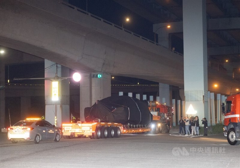 台湾对美采购的最后 1 批、28 辆 M1A2T 坦克昨晚运抵台北港，于今天（4 月 27 日） 0 时 10 分起由民间大型拖板车运载驶离台北港，将转运至位于新竹湖口的装甲兵训练指挥部