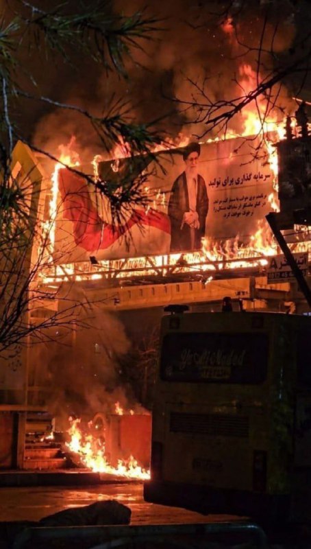 伊朗反政府运动进入第8天（2026年1月4日），局势仍很动荡，哈梅内伊政权继续镇压视频1，一支政权军队正进入马尔夫达什特视频2，昨晚（1月3日）在德黑兰纳尔马克
