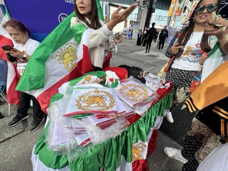 西雅图卢门球场外，伊朗球迷在伊朗与埃及比赛前被发现出售狮子与太阳旗帜、球衣等商品