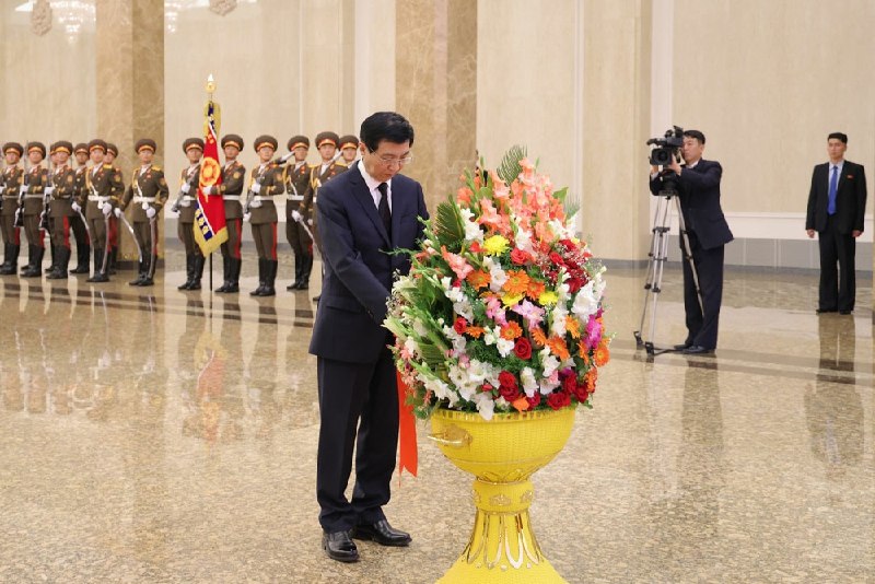 金正恩 在 16 号会见王沪宁率领的中华人民共和国党政代表团，代表团参谒锦绣山太阳宫、参观朝鲜劳动党中央干部学校，并在羊角岛国际饭店参加《朝中友好合作互助条约》签订 65 周年纪念招待会 #金正恩感谢家人们投稿！金正恩 在 16 号会见王沪宁率领的中华人民共和国党政代表团，代表团参谒锦绣山太阳宫、参观朝鲜劳动党中央干部学校，并在羊角岛国际饭店参加《朝中友好合作互助条约》签订 65 周年纪念招待会 #金正恩感谢家人们投稿！