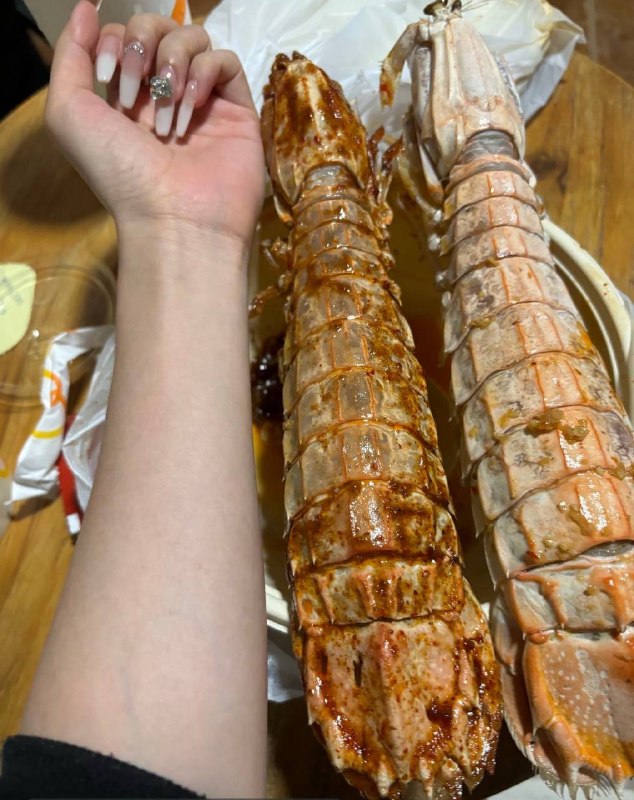 “4只皮皮虾买单时收费1035元”的这家三亚店主在事发后的次日竟然离奇病逝，年仅43岁！其家人称其有基础病，事发前已脑出血，事发后店铺收到多起威胁电话，因此就不打算继续开业了