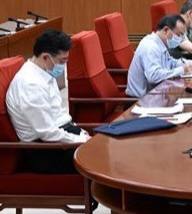 #秦刚 6月9日参加会议时的状态，图一为新华社审定后刊发的照片