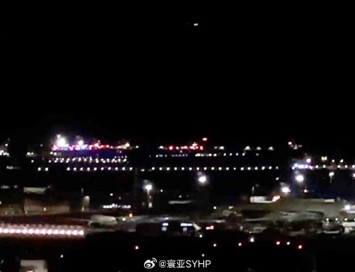 10月20日凌晨3点53分，一架来自 阿联酋 迪拜 货机降落香港机场时冲出跑道，撞上一辆载有2人的地勤车，导致车辆和飞机坠入海中