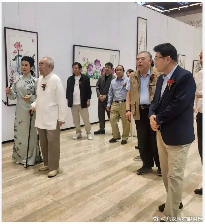 关于86岁老汉 范曾 娶娇妻 二三事今天看到众多赛博邻居在谈论范曾以86岁高龄取36岁 小 娇妻 “一树梨花压海棠”的故事，但却没人谈一谈他文革中揭发恩师沈从文“烂透了”，四度娶妻，以及攀附某大人物的事