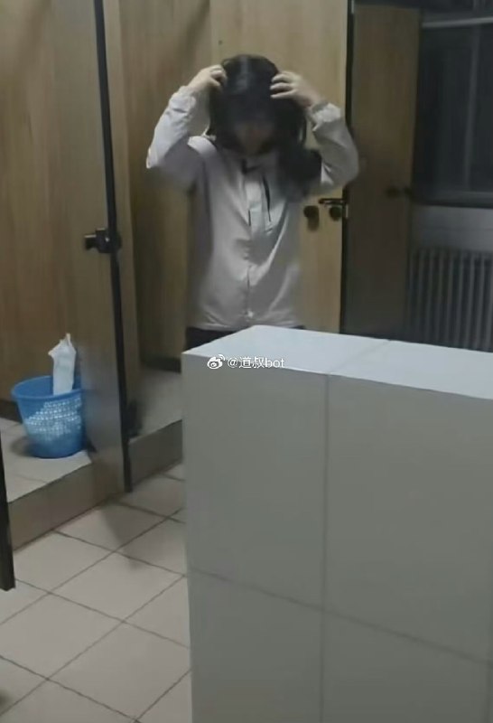 华北电力大学保定校区，一名男生趁宿舍人脸识别门禁尚未启动，戴假发混入女生宿舍楼，因在厕所隔间发出笑声被同学识破！该男生谎称走错了，随后又改口是为了等女生休息后，潜入浴室偷走二手贴身衣物转卖赚钱