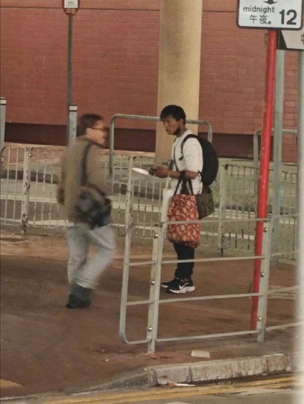 香港屯门市广场今晚 （15日）有一名男子闯入DONKI的厨房取刀，更一度挟持女子，警员开枪击中疑犯！嫌犯送院抢救后死亡！案发一刻惊险片段曝光，可见一名身穿白衣及孭背囊的男子，已经走出街头，手持利刀在屯顺街徘徊及挥舞，其后他走近商场门口，大批顾客从商场惊慌跑出及大叫