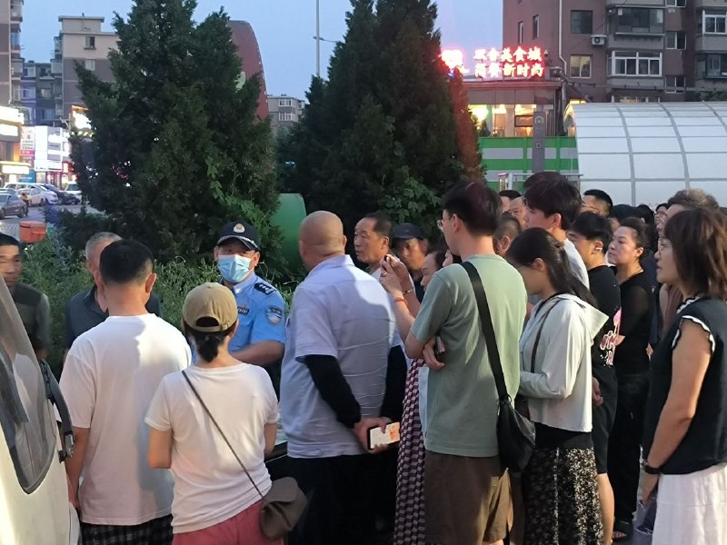 辽宁大连 山东路地铁口，城管没收羊肉串老板摆摊东西，往车上扔同时被质疑证件作假老板娘站车上，拿上来一个 扔下一个感谢家人们投稿！辽宁大连 山东路地铁口，城管没收羊肉串老板摆摊东西，往车上扔同时被质疑证件作假老板娘站车上，拿上来一个 扔下一个感谢家人们投稿！