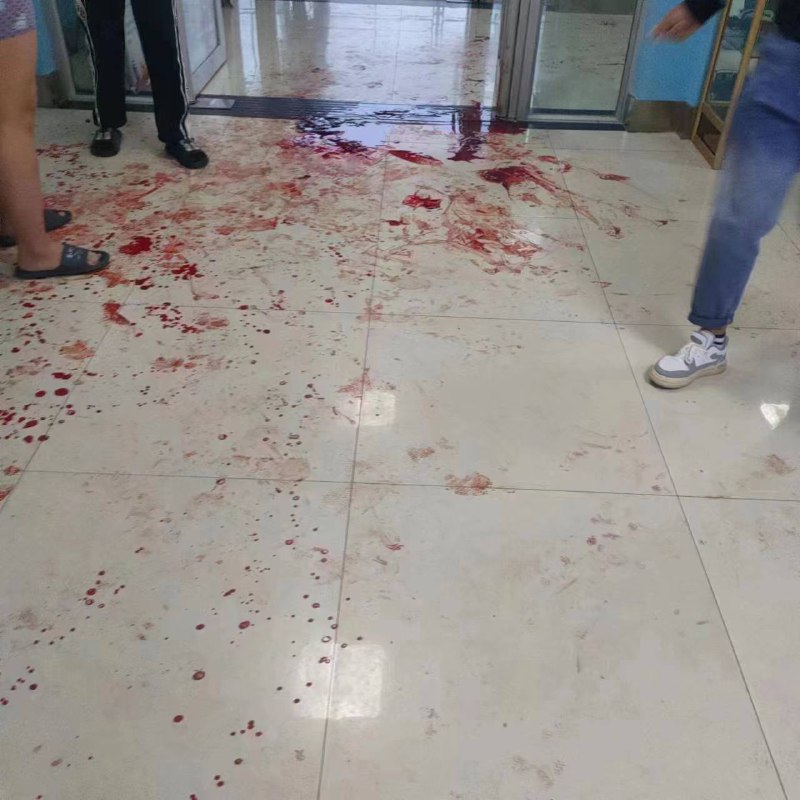 #网传 吉林电子 今天杀人了，说上大课，一对情侣想坐一起，完了有个男的就不让，就吵吵起来了，然后那个不让坐的男的把那个有对象的男的拿刀给抹脖了 #聊天记录 #刀仔by 匿名投稿#网传 吉林电子 今天杀人了，说上大课，一对情侣想坐一起，完了有个男的就不让，就吵吵起来了，然后那个不让坐的男的把那个有对象的男的拿刀给抹脖了 #聊天记录 #刀仔by 匿名投稿