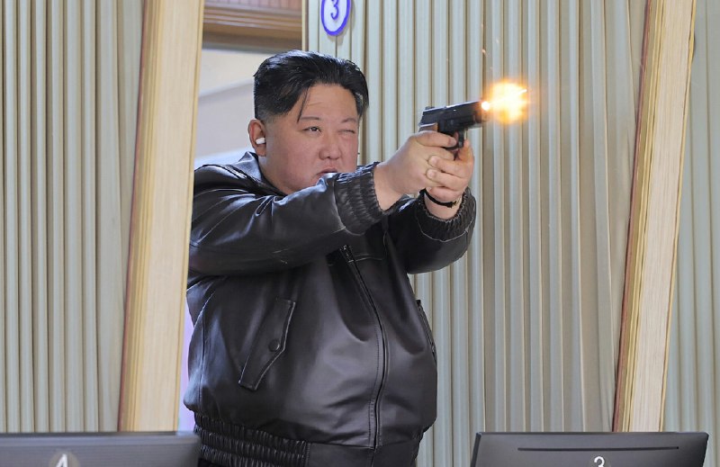 朝鲜劳动党总书记、朝鲜民主主义人民共和国国务委员长金正恩同志 3 月 11 日视察第二经济委员会所属重要军工厂，了解了军火生产情况