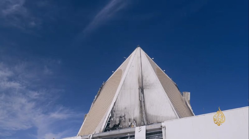 半岛电视台首次拍摄了伊朗此前袭击的卡塔尔 AN/FPS-132 Block 5 弹道导弹预警雷达，其外部建筑和天线阵列受到明显损伤