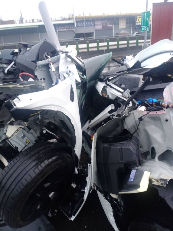 #酒駕 #車禍 發生在台灣台中，車上2人當場死亡，特斯拉車子斷成2截#酒駕 #車禍 發生在台灣台中，車上2人當場死亡，特斯拉車子斷成2截